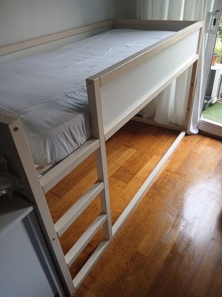 Cama alta 90x200 con escalera y 2 colchones