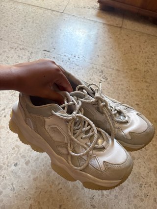 Zapatillas deportivas beige y blancas