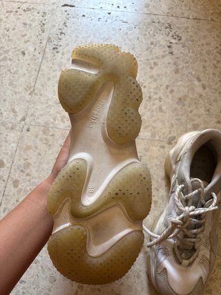 Zapatillas deportivas beige y blancas