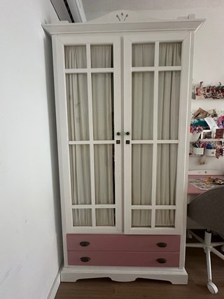 Escritorio y armario vintage rosa y blanco
