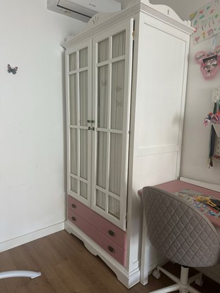 Escritorio y armario vintage rosa y blanco