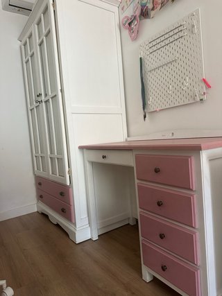 Escritorio y armario vintage rosa y blanco