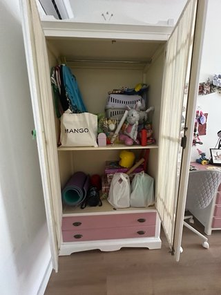Escritorio y armario vintage rosa y blanco