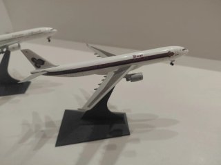 2 Maquetas Aviónes B 777 y A330