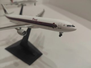 2 Maquetas Aviónes B 777 y A330