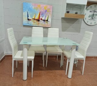 Mesa de comedor con 4 sillas blancas