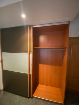 Armario puertas correderas madera y cristal.