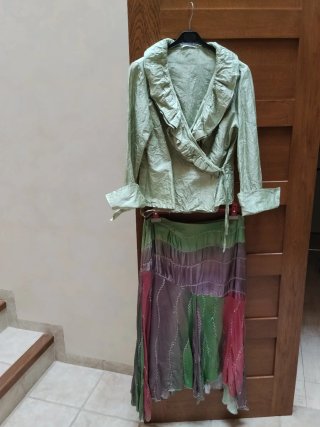 Conjunto falda y blusa verde y morado