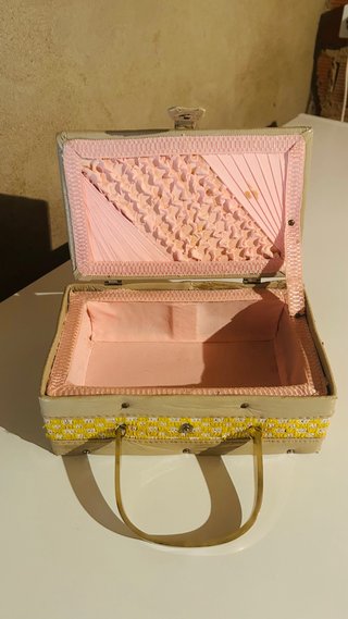 Maletín beige bordado rosa