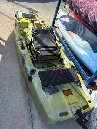 Kayak de pesca a pedales