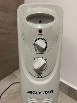 Estufa de aceite gris y blanca