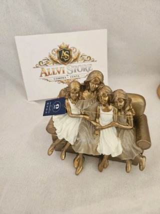 Figura mamma, nonna, zia... e 3 bambine