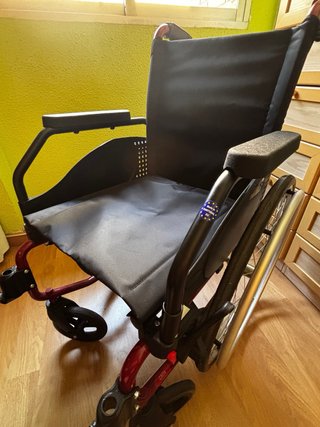 Silla de ruedas nueva, usada solo en dos ocasiones