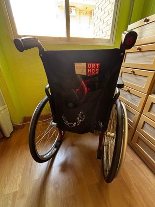 Silla de ruedas nueva, usada solo en dos ocasiones