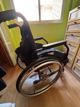 Silla de ruedas nueva, usada solo en dos ocasiones