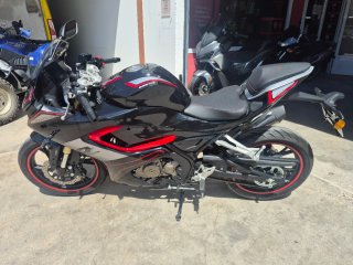 QJMOTOR SRK 125 R Negra/Roja,