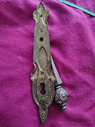 Tirador puerta antiguo metal dorado