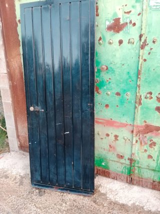 Puerta de hierro con su marco