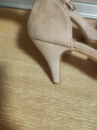 Sandalias tacón beige y doradas