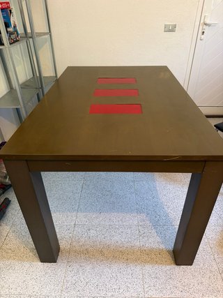 Mesa de comedor madera marrón y roja