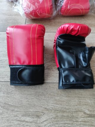 Guantes de boxeo rojos y negros nuevo a estrenar