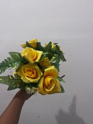 Ramo de rosas amarillas artificiales