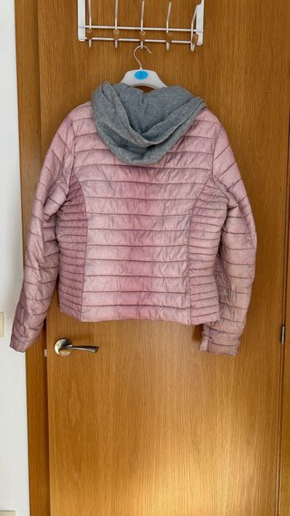 Chaqueta deportiva rosa y gris