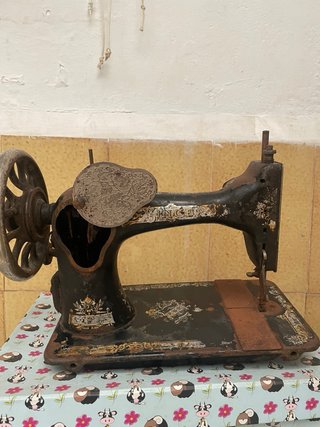 Máquina de coser antigua  Para coleccionista.