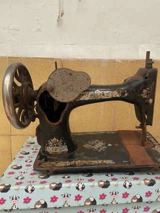 Máquina de coser antigua  Para coleccionista.