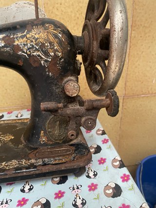 Máquina de coser antigua  Para coleccionista.