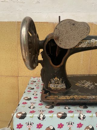 Máquina de coser antigua  Para coleccionista.