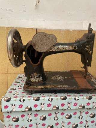 Máquina de coser antigua  Para coleccionista.
