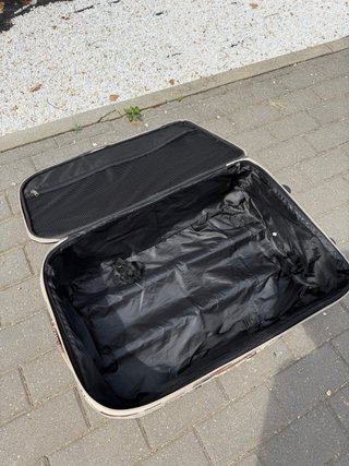 Maleta de viaje con estampado de periódico