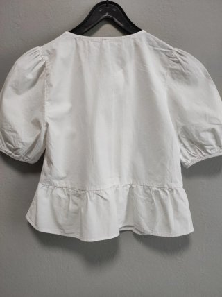 Blusa blanca péplum con lazadas