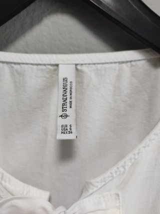 Blusa blanca péplum con lazadas