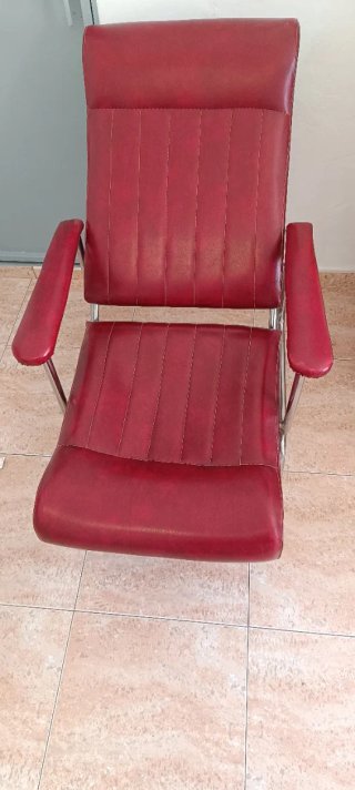 Mecedora de cuero roja