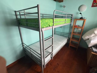 Letto a castello IKEA in metallo grigio. 200 x 90 cm.