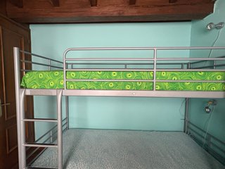 Letto a castello IKEA in metallo grigio. 200 x 90 cm.