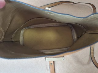 Bolso bandolera Binnani vegano camel con detalles