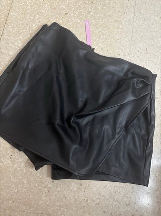 Falda pantalón efecto piel negra