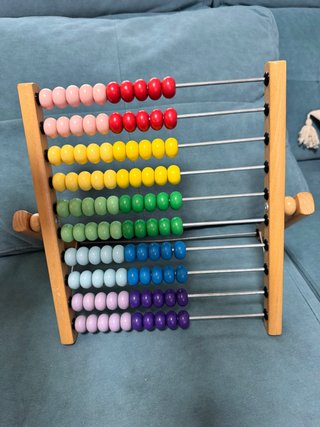 Ábaco de madera con cuentas de colores