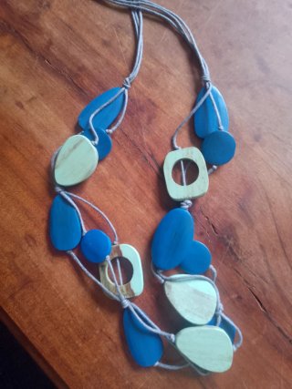 Collana lunga legno blu e verde con corda