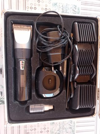 Maletín de peluquería negro y plateado