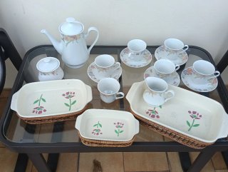 Juego de café y tazas con diseño floral