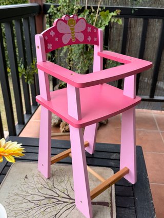 Trona de juguete rosa con mariposa