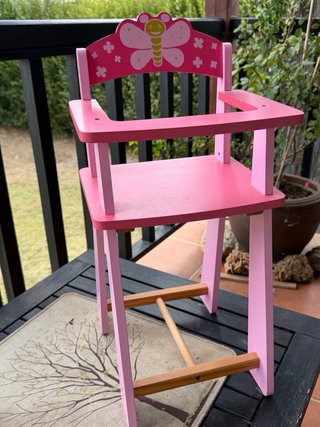 Trona de juguete rosa con mariposa