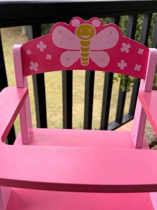 Trona de juguete rosa con mariposa