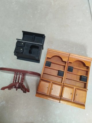 Muebles antiguos de casa de muñecas