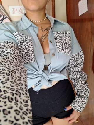 Camisa vaquera con estampado animal