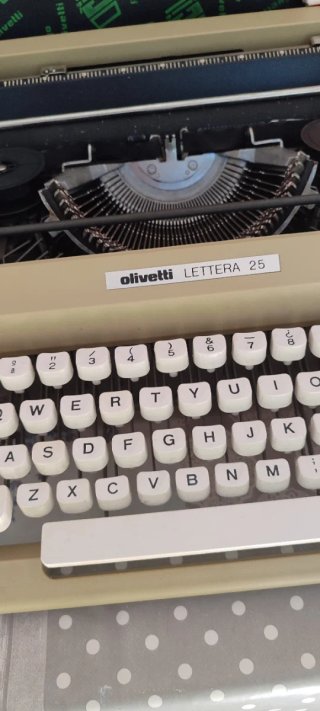 Máquina de escribir Olivetti Lettera 25